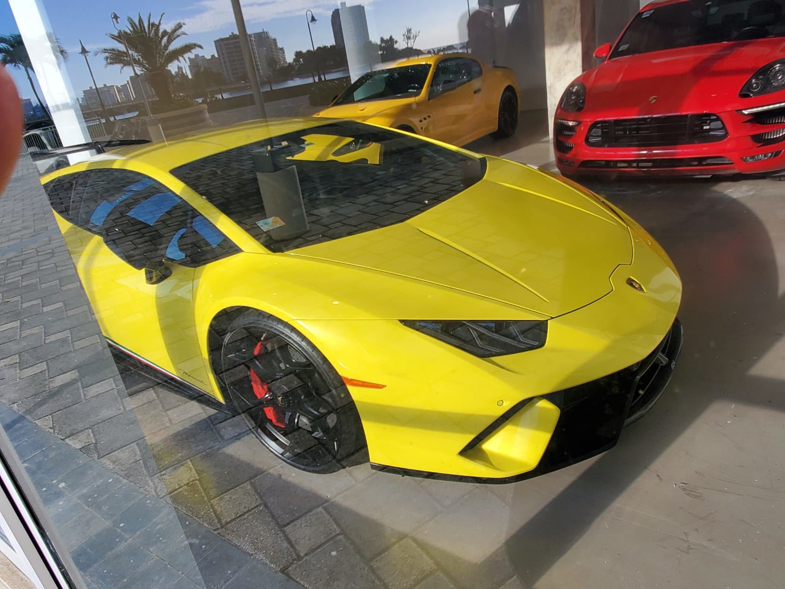 Carros lujosos - dealer - Foto NotiUno - junio 29 2020